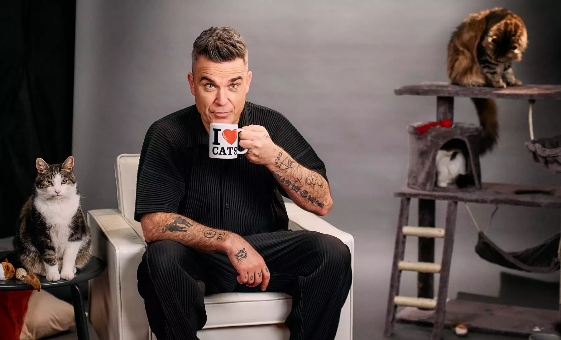 Robbie Williams és Félix egy színpadon